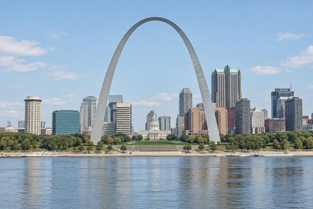 Cardiology billing services in Missouri: the St. Louis skyline and the Gateway Arch